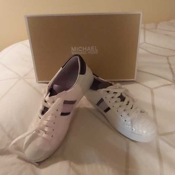 Michael Kors - Picture 2 of 2